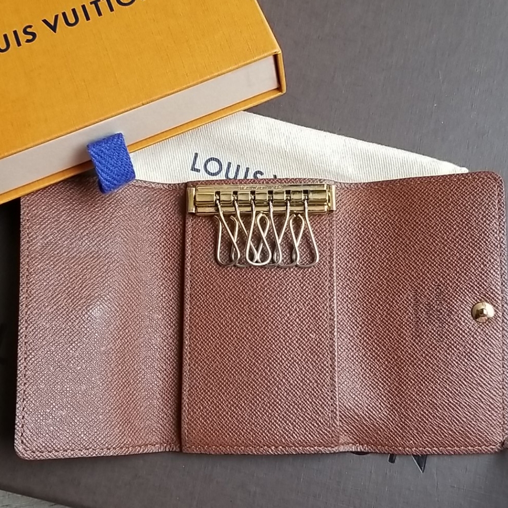 Louis Vuitton Momogram 6 Key Holder - Picture 4 of 12